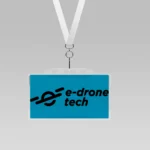 Badge professionnel intégrant l'identité graphique du projet.