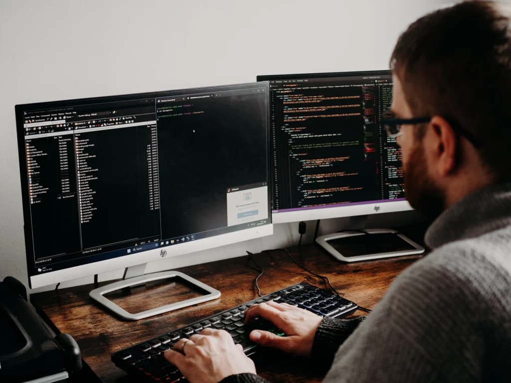 Développeur intégrant un site internet avec HTML, CSS et CMS.