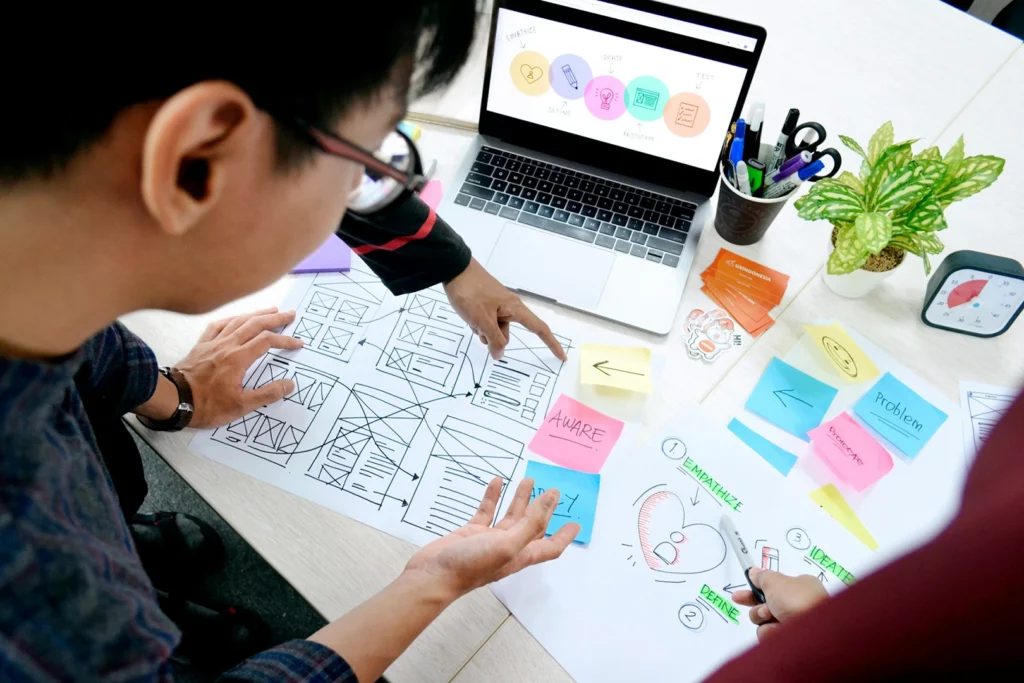 Designer UX réalisant des recherches utilisateurs et des wireframes.
