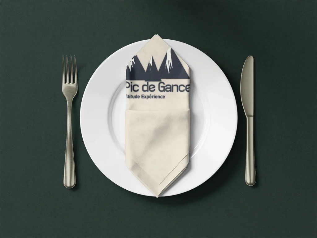 Serviette personnalisée reprenant l'identité graphique de Pic de Gance, réalisé par Anouchka Albano, designer graphique à Bordeaux.